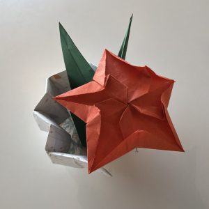 Flor origami decorativa vermelho e verde com hastes